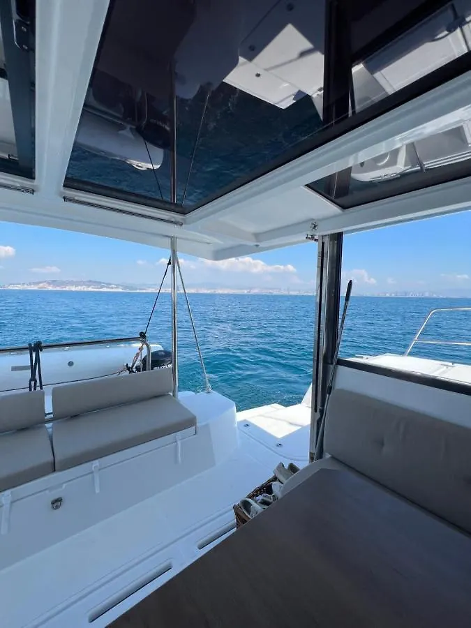 Private Exclusive Catamaran 'Hang Loose' Barcelona Úszó hotel